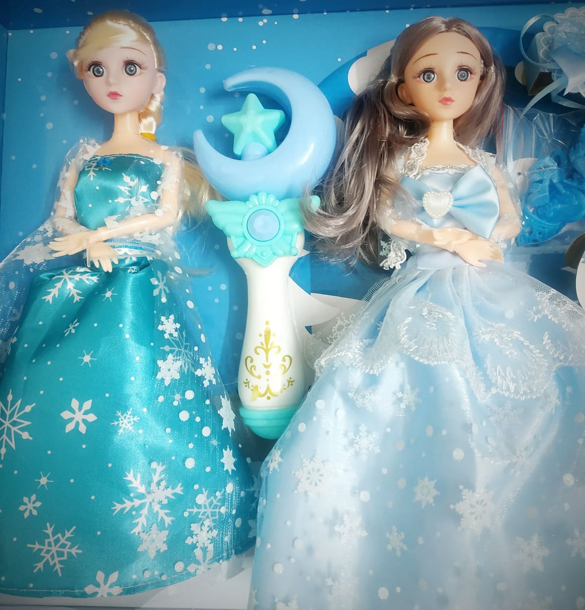 Bộ đồ chơi thay váy búp bê gồm 2 nhân vật Elsa Frozen có khớp thay đổi tư thế linh hoạt và 12 bộ váy thời trang (tặng kèm quyền trượng và phụ kiện)