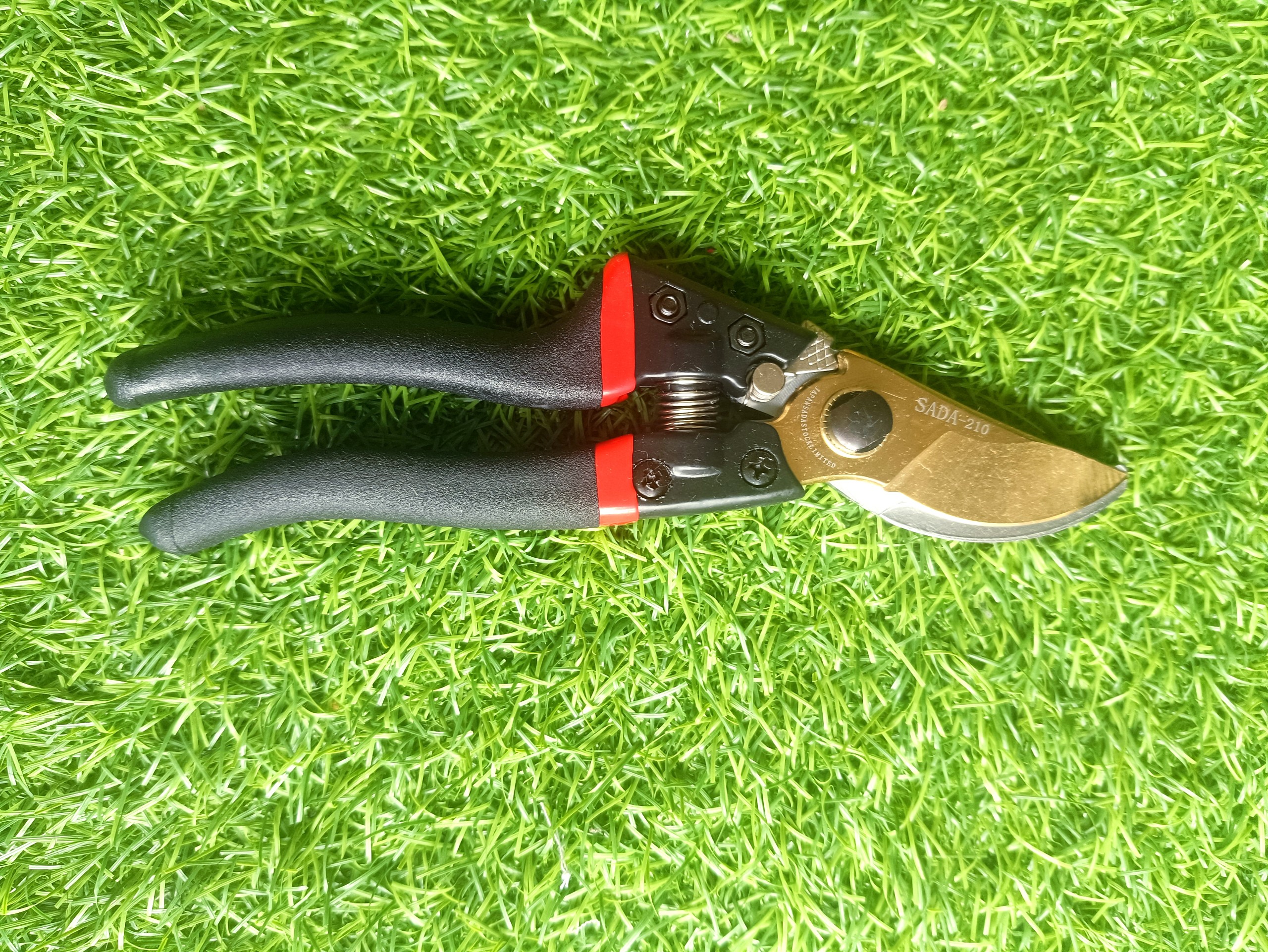 KÉO CĂT CÀNH CÁN ĐEN LƯỠI SK5 VÀNG
