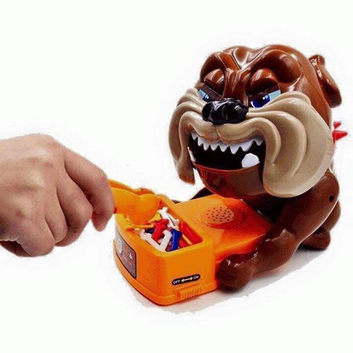 Đồ chơi chó trông giữ xương dùng pin có tiếng gầm bằng nhựa giúp bé học tính phản xạ nhanh