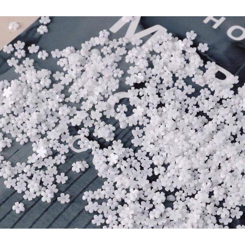 Hoa nhí trắng gắn móng tay, hoa nhựa