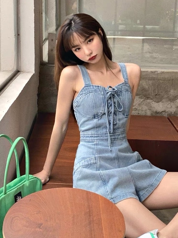 ĐẦM JUMPSUIT GIẢ VÁY NGẮN SET QUẦN YẾM 2 DÂY CỔ U ỐNG RỘNG JEANS DÂY ĐAN NGỰC + ÁO SƠ MI TRẮNG TAY NGẮN ĐI TIỆC DẠO PHỐ ĐI CHƠI