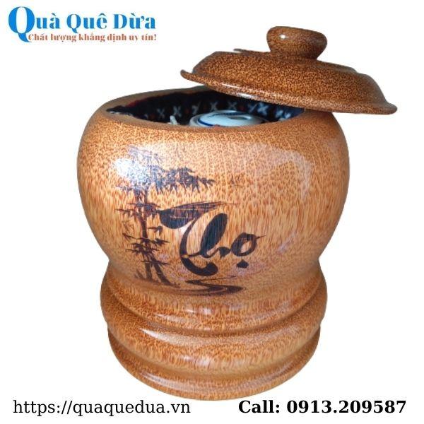 Bộ Bình Trà Gỗ Dừa Khắc Hoa Văn Lồng Chữ "Thọ" Và Bình Trà 700 - 950ml - Sản Phẩm Được Sản Xuất Tại Bến Tre
