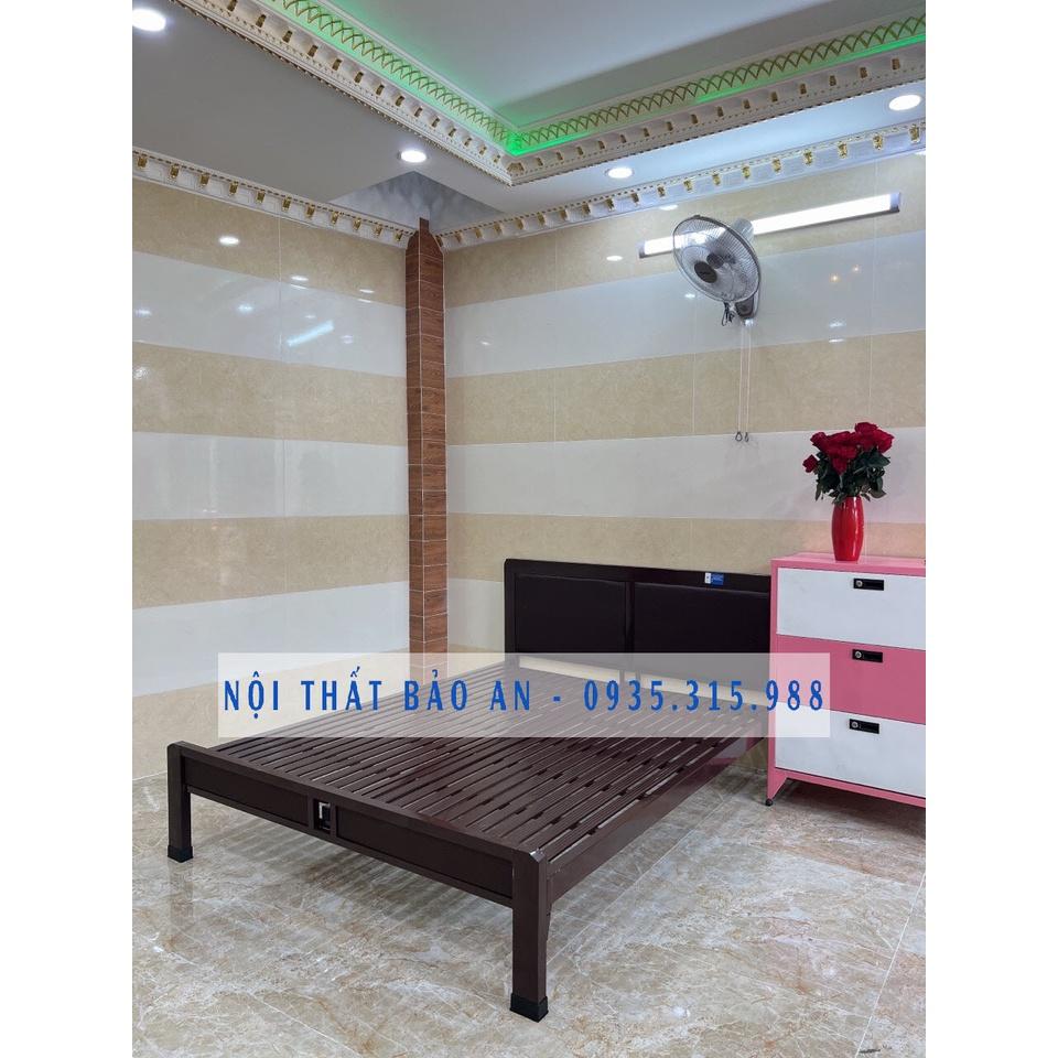 Giường sắt giả gỗ đầu vuông 1m8x2m ( hình chụp thật)