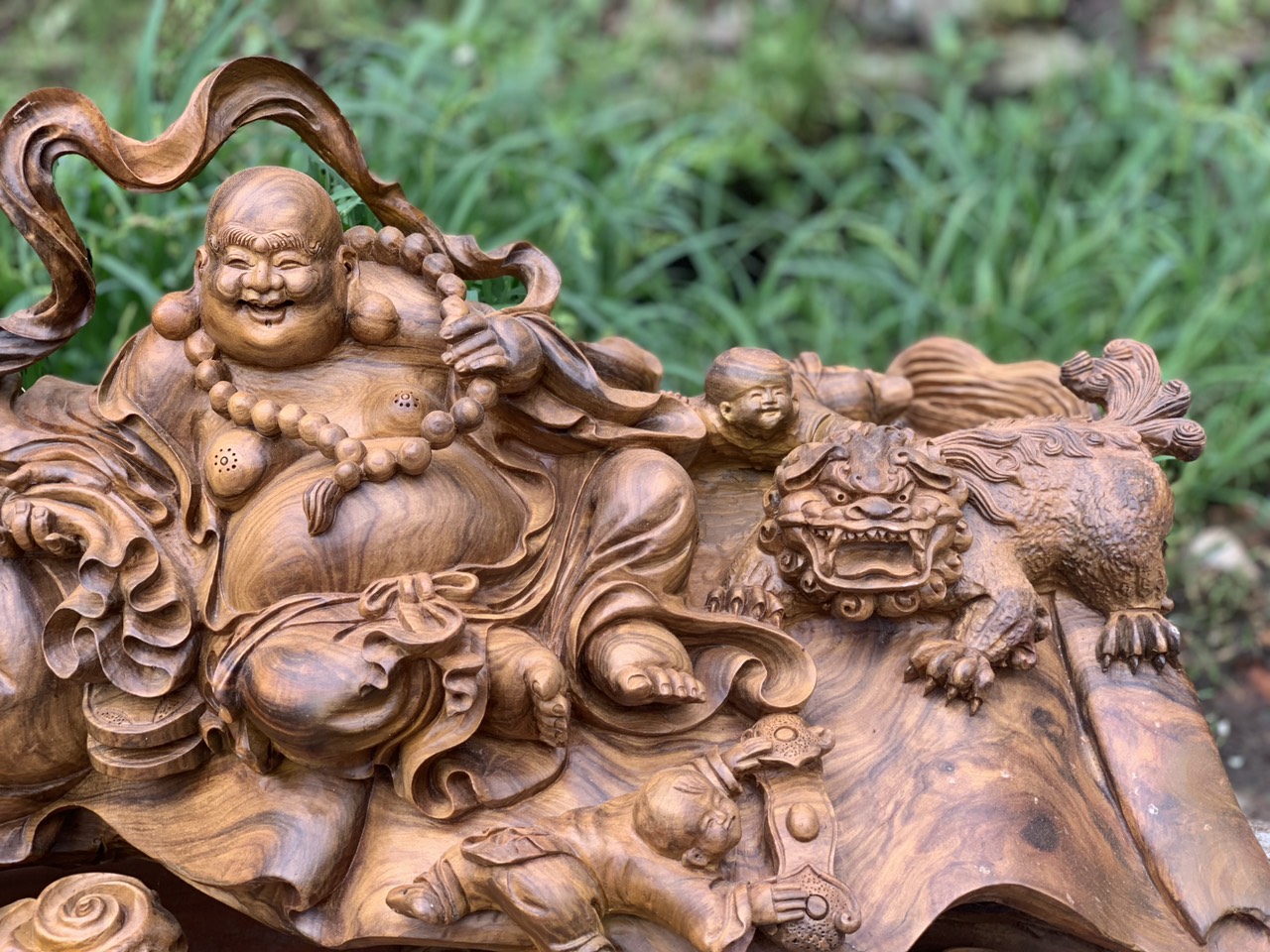 Tượng phật di lặc tam phúc ngồi cuốn thư bằng gỗ bách xanh thơm phức kt 56×40×30cm