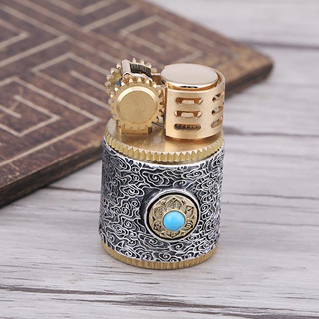 Vỏ Hột Quẹt Bật Lửa Zorro Z583A Thiết Kế Độc Lạ Với Hoa Văn Cổ Nổi Màu Bạc - Dùng Xăng Đá Cao Cấp