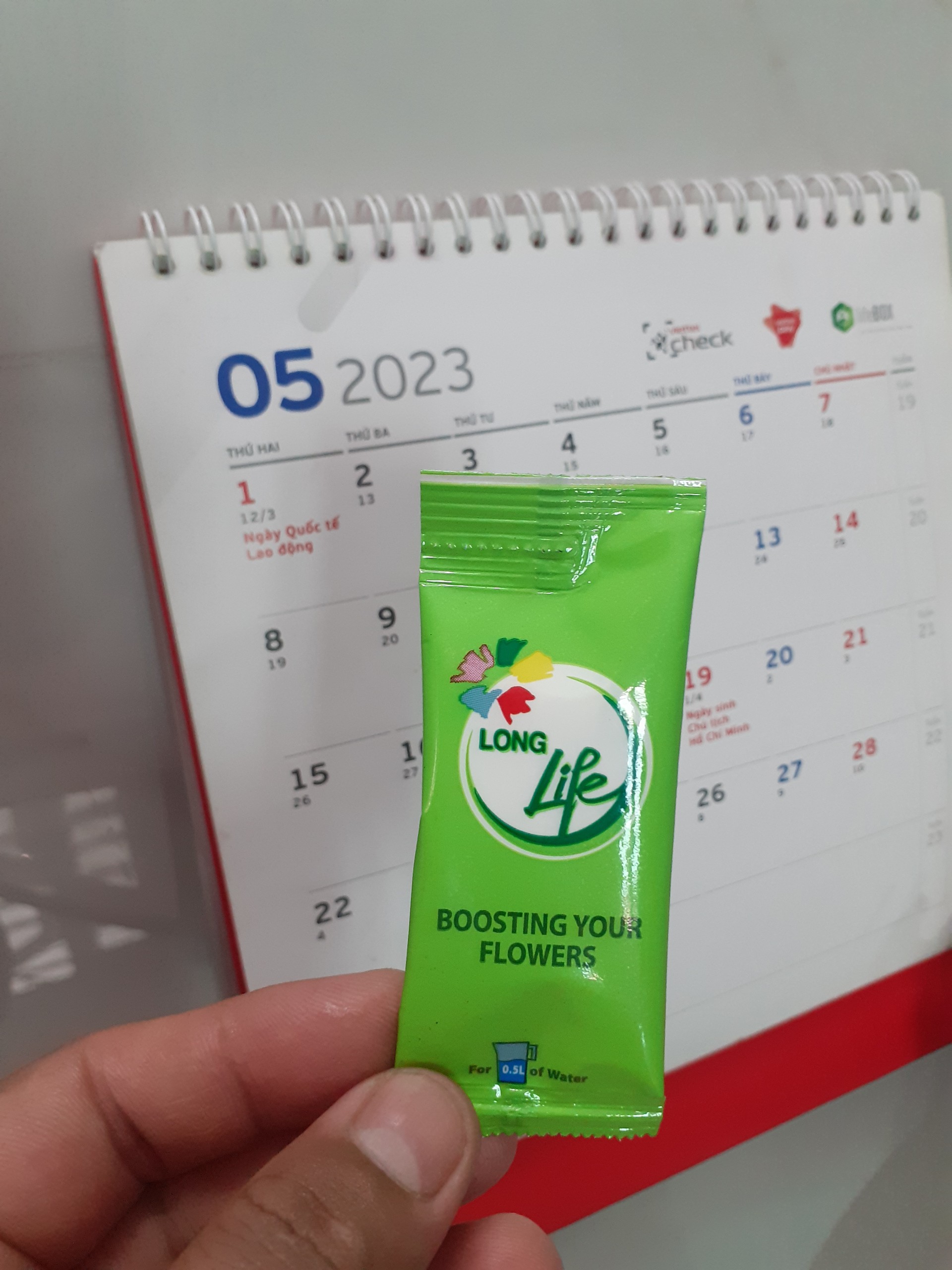 1 gói dưỡng hoa Long Life – Bền hoa – tươi lâu – không hôi nước.