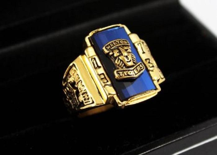 Nhẫn Mỹ Sư Tử 1973 Màu Vàng 24k Đá Xanh Dương