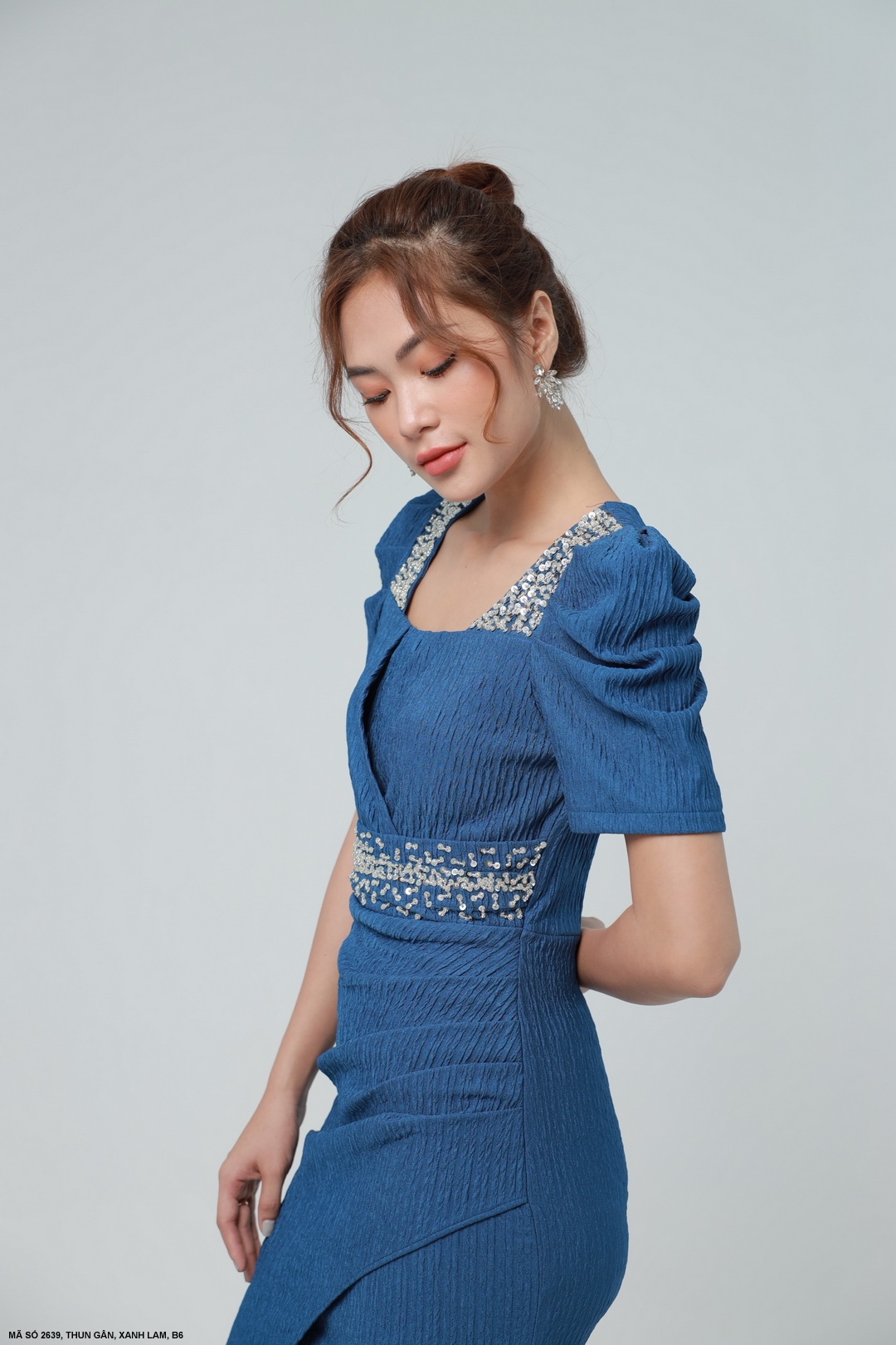ĐẦM ÔM TAY DÚN CỔ ĐÍNH HẠT SANG TRỌNG