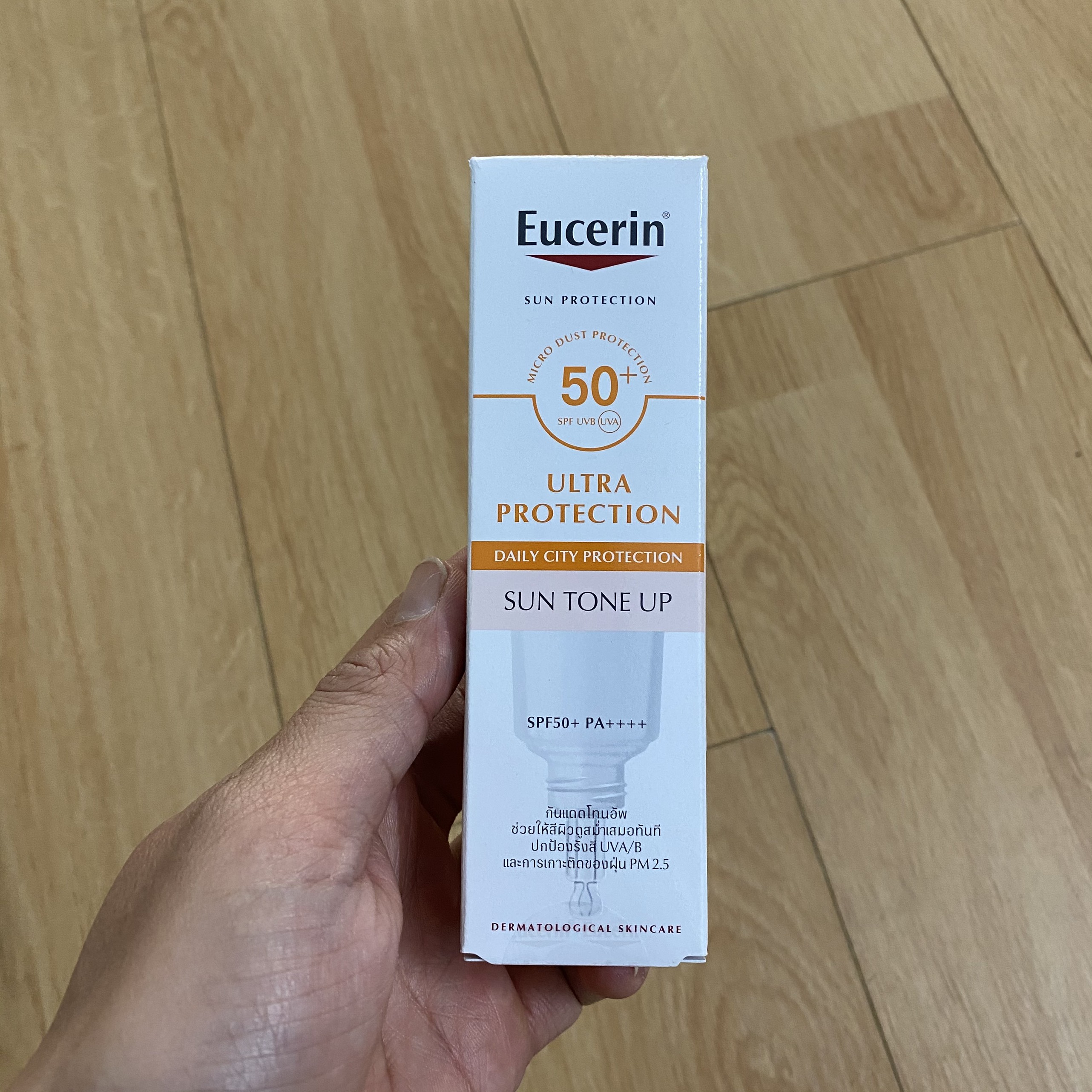 Tinh chất chống nắng Eucerin Ultra Protection Sun Tone Up SPF50 50ml - nâng tone, giúp sáng da tức thì