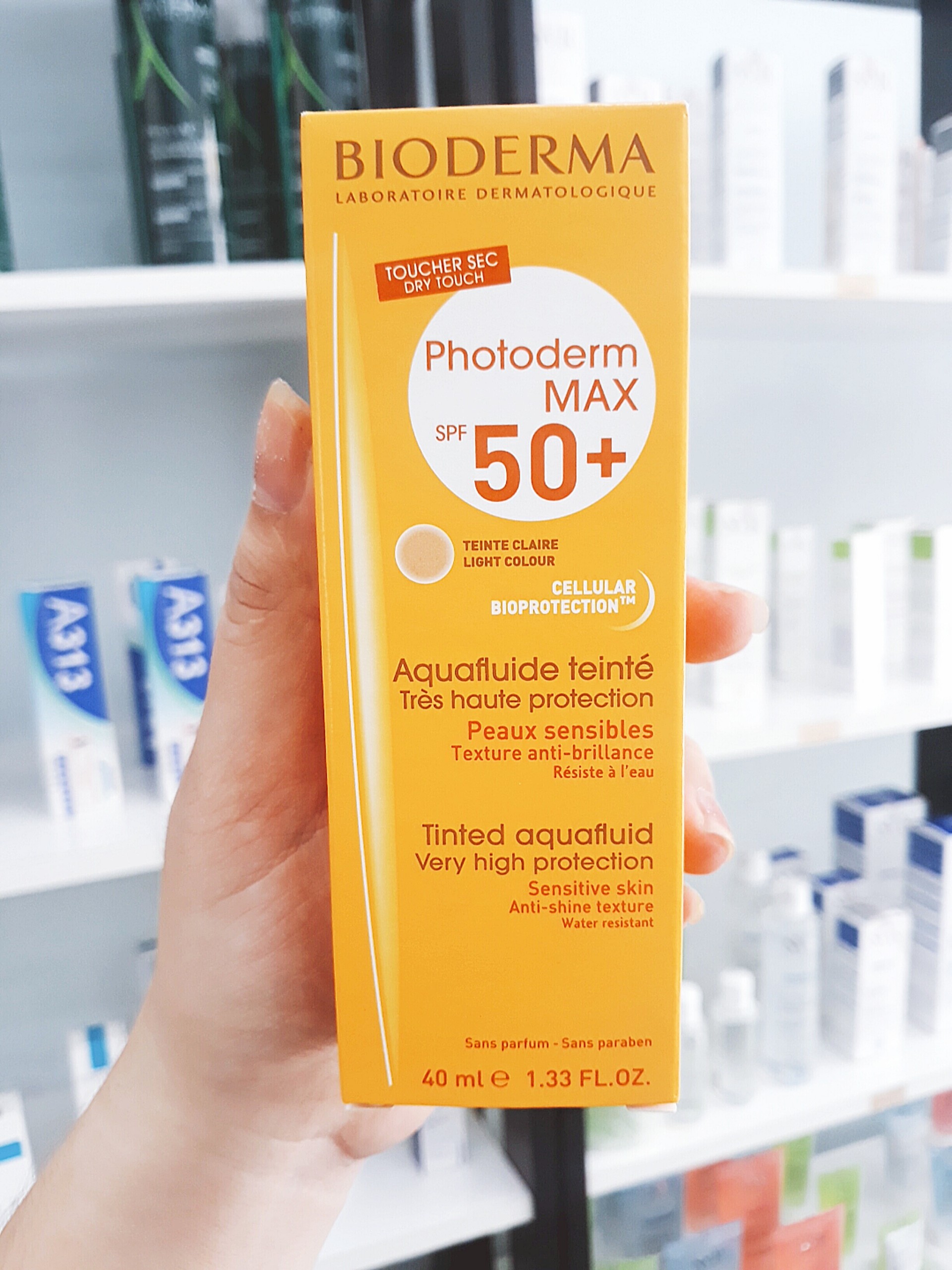 Kem Chống Nắng Bioderma Photoderm MAX Aquafluide Teinte Claire SPF50+ 40ml Giảm Bóng Nhờn, Che Khuyết Điểm Dành Cho Mọi Loại Da Đặc Biệt Là Da Dầu, Nhạy Cảm (Tông Màu Tự Nhiên) 40ml + Tặng Kèm 1 Móc Khóa Hình Tour Eiffel Viền Đỏ