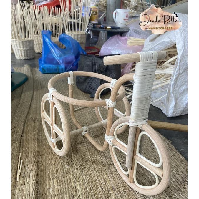 Bình cắm bông trang trí bằng mây hình xe đạp