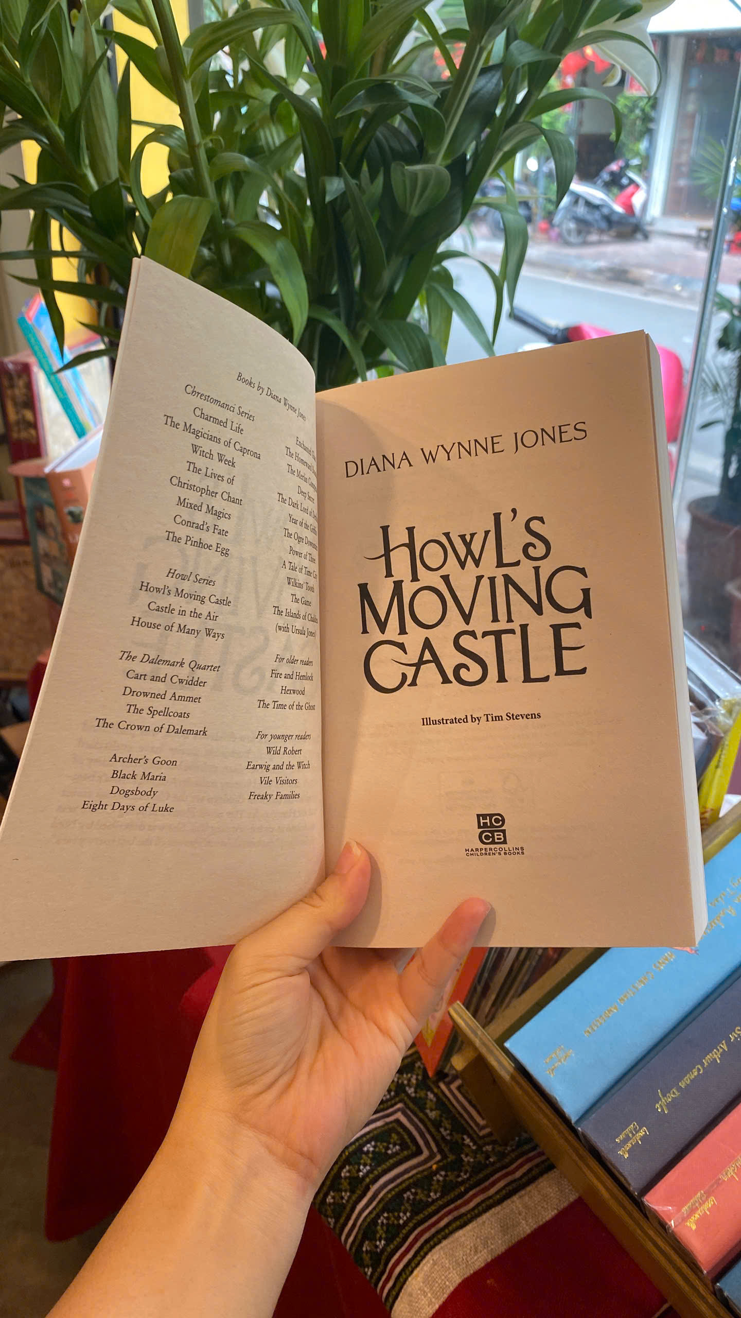 Sách - Howl's Moving Castle by Diana Wynne Jones | Fantasy / Young Adult Romance / Ngoại văn