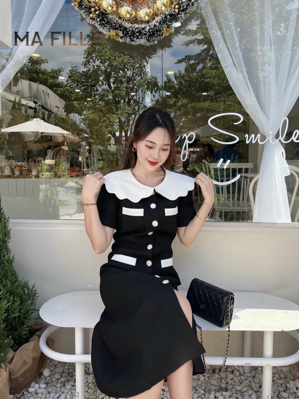 ĐẦM ĐEN CỔ TRẮNG GƠN 4 TÚI KẾT NÚT