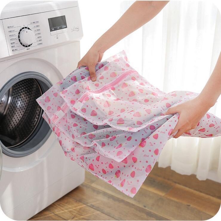 Bịch 5 túi lưới đựng đồ giặt , với nhiều kích thước giúp bảo vệ quần áo không bị hỏng  khi giặt bằng máy giặt vô cùng tiện lợi