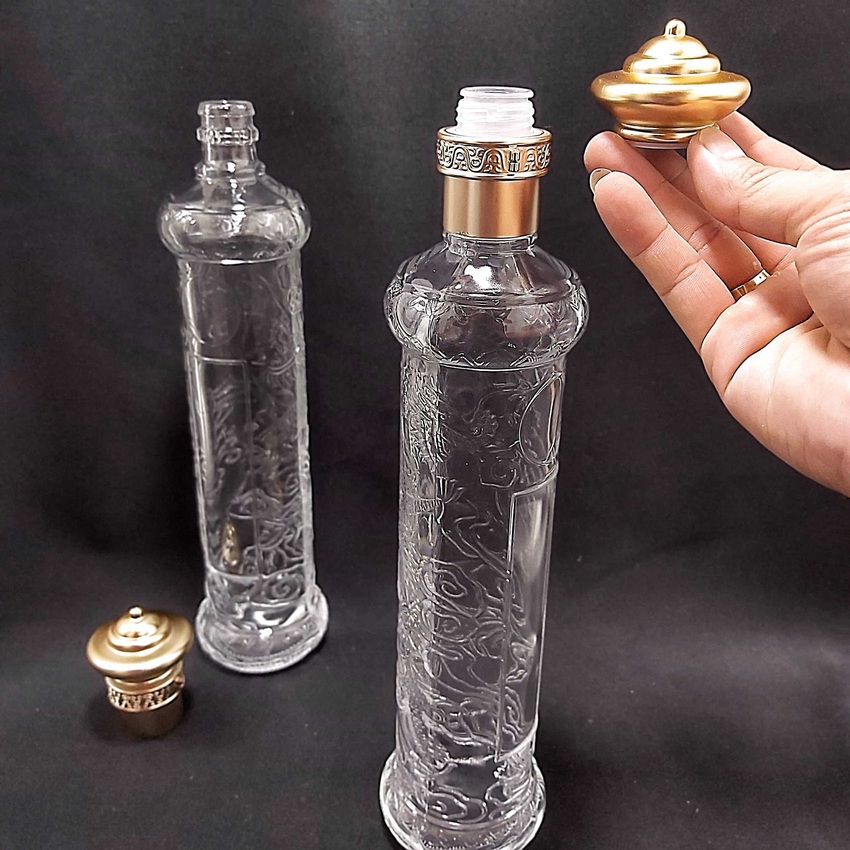 Bình Đựng Ruou 500ML thủy tinh trụ cao họa tiết rồng – nắp nhựa hình tháp màu đồng – Bình Đựng Rượu Đẹp - Chai Đựng Rượu Đẹp sang trọng