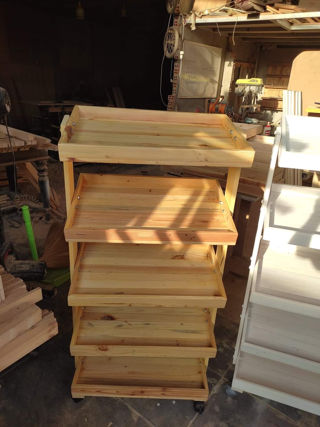 Kệ trưng bày sản phẩm và rau củ 5 tầng từ gỗ thông