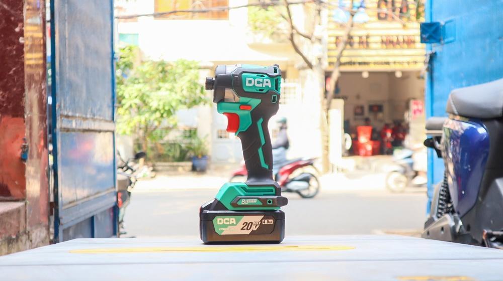 MÁY SIẾT VÍT KHÔNG CHỔI THAN DÙNG PIN 20VMAX/4AH*2 SẠC 2A DCA  ADPL208EM - HÀNG CHÍNH HÃNG