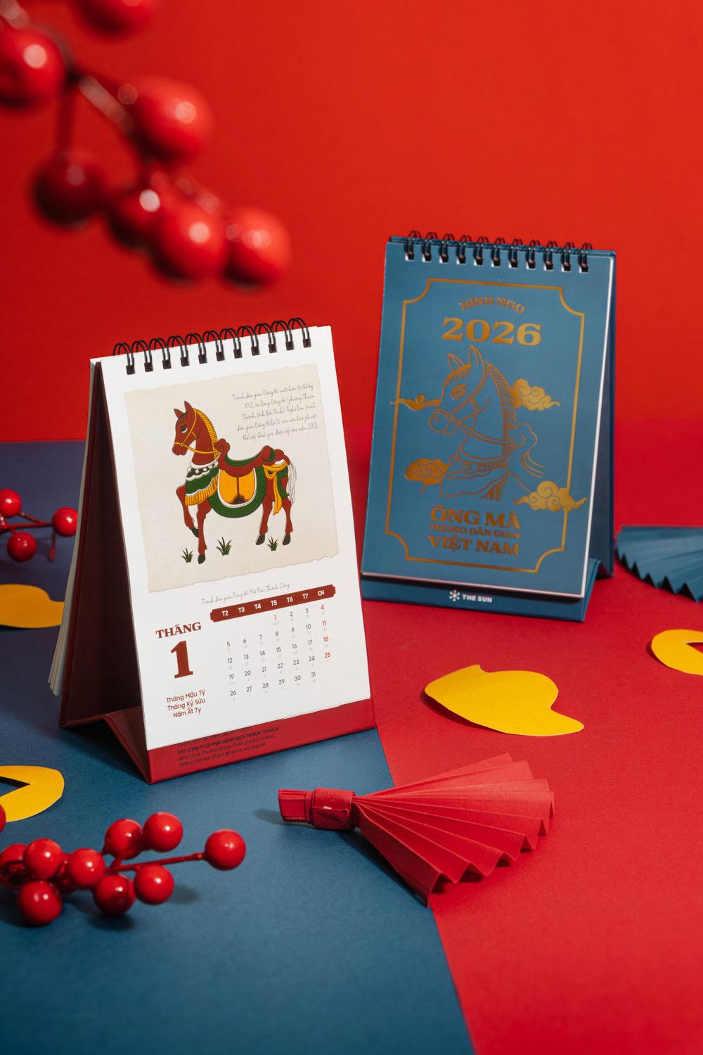 Lịch Bàn Chữ A 2026 - The Sun - Ông Mã - Màu Đỏ