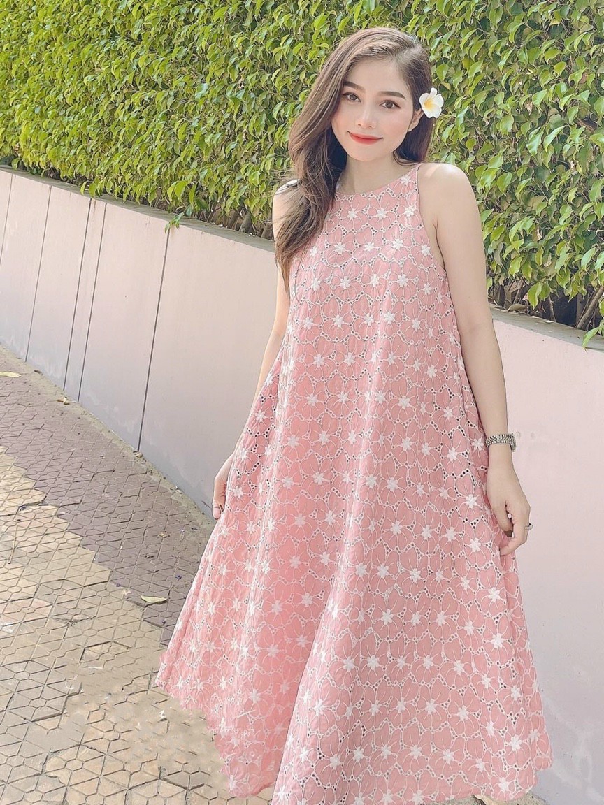 Đầm yếm dáng suông dài qua gối, Đầm maxi form rộng Cao Cấp màu hồng thêu hoa nhí, sát nách cổ tròn MiNhi