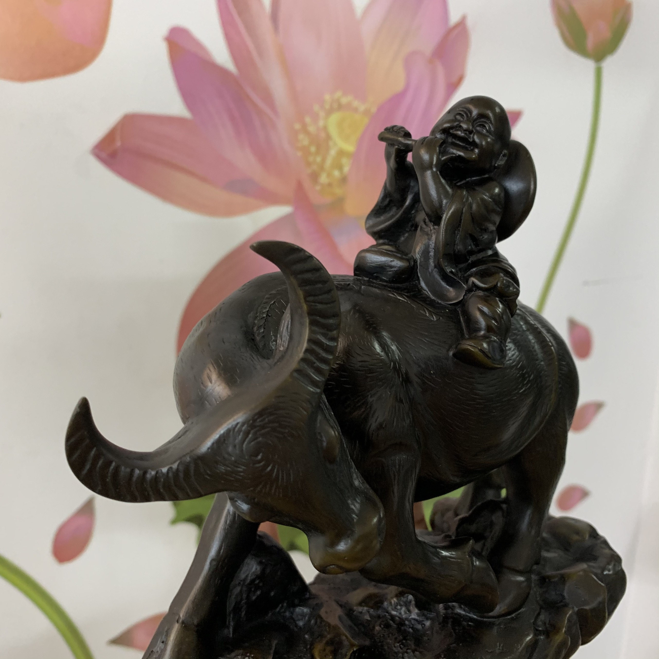 Tượng đá trang trí mục đồng cưỡi Trâu phong thủy có đế- Chiều cao 17cm - Màu Nâu Đen - Đá Composite