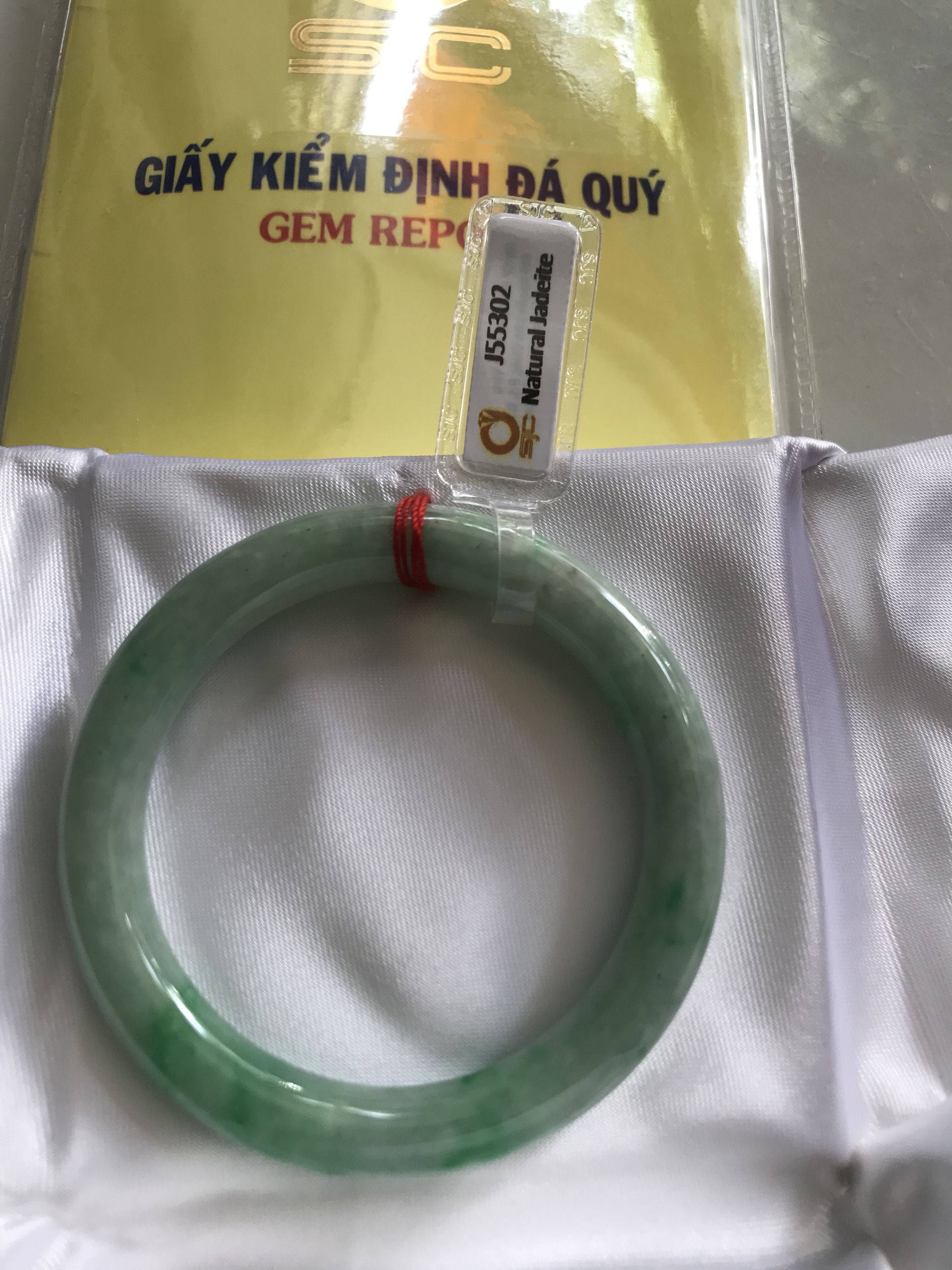 Vòng Cẩm Thạch tự nhiên Kiểm Định Sjc J55302 Xanh Đậu Lý A Sao Sao Sao Vip 49mm x chột 8mm Màu Trắng Xanh Bông đậu vân lý tươi đậm bóng đều đẹp sang nữ 45kg - 49kg đeo Món quà tặng thật sự ý nghĩa dành tặng cho chính bản thân mình, tặng Mẹ , Vợ ý nghĩa ạ