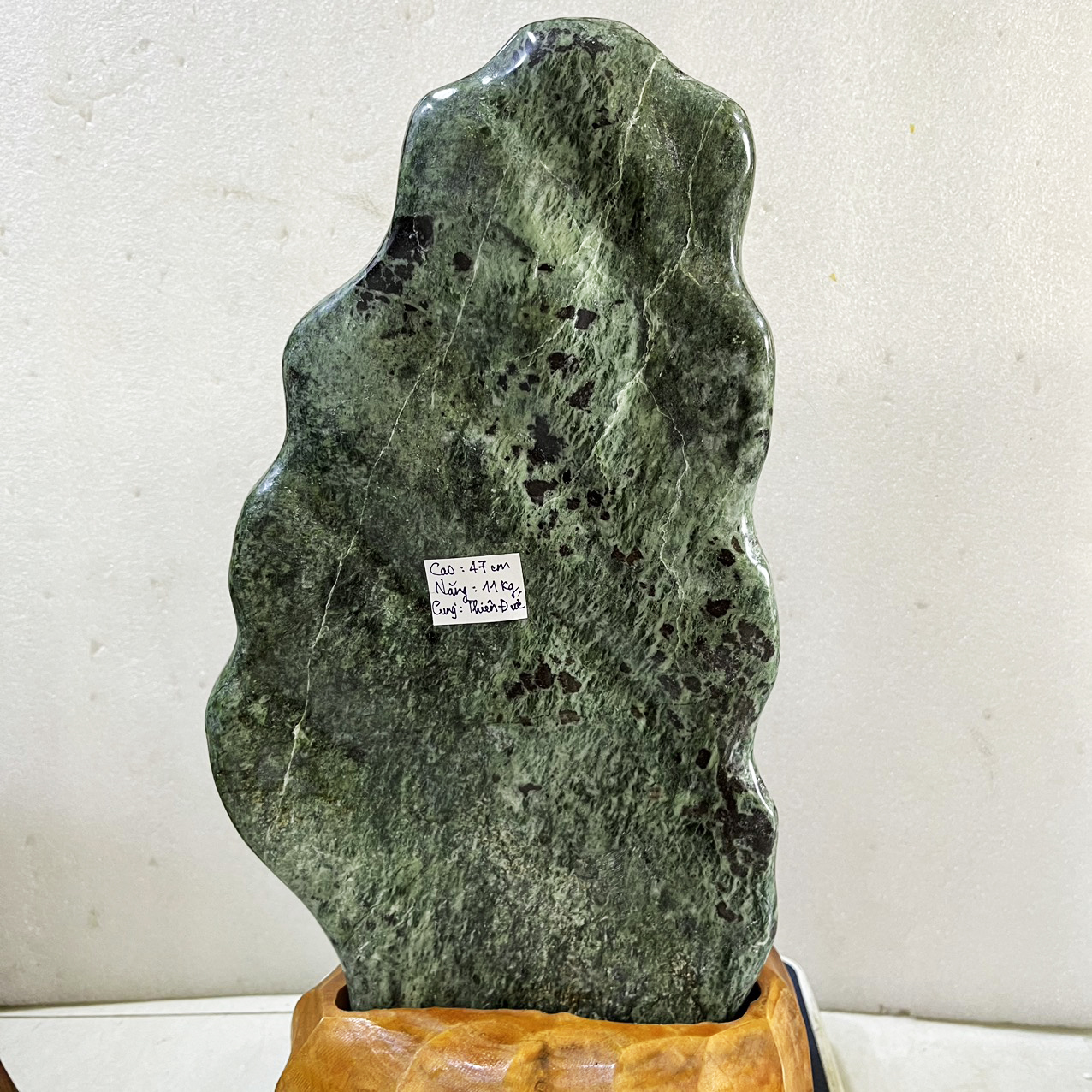 Đá, cây đá, trụ đá phong thủy serpentine cao 47 cm nặng 11 kg cho mệnh Hỏa và Mộc
