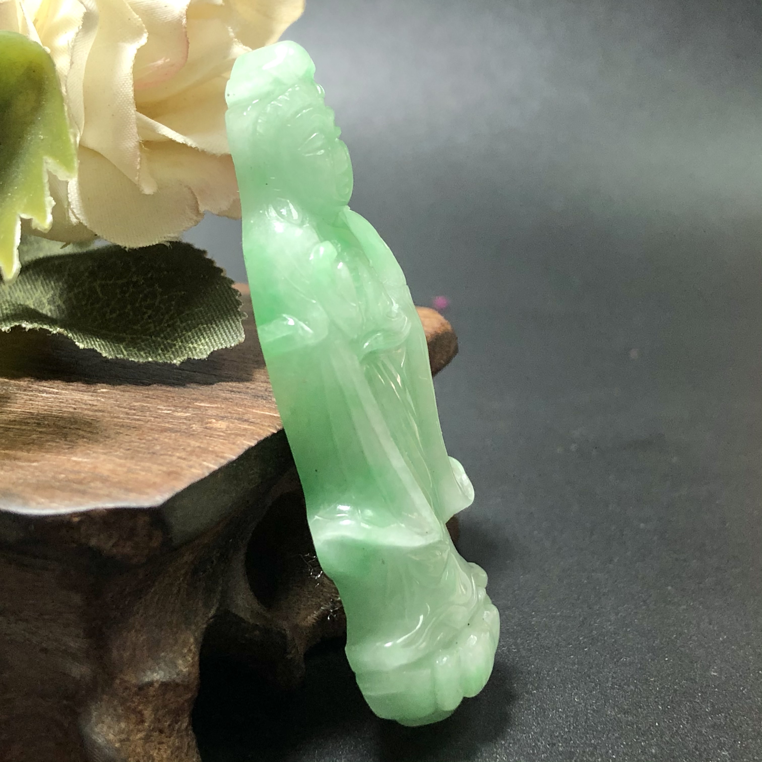 Mặt Phật Bà đứng Cẩm Thạch xanh lí cao cấp