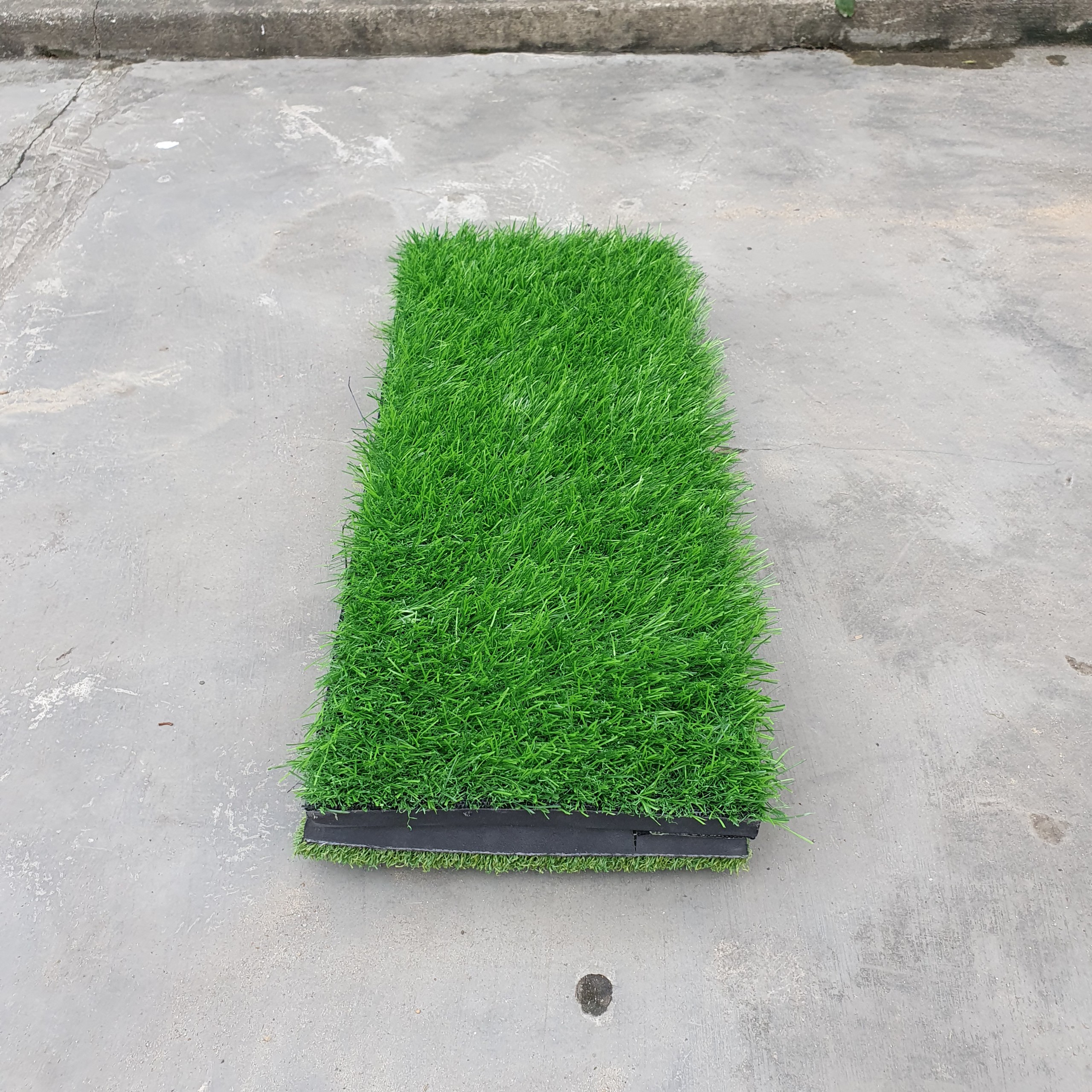 Thảm tập swing Golf gập-2 mặt cỏ : Tặng kèm Tee cao su, thiết kế mới gọn nhẹ dễ mang theo.