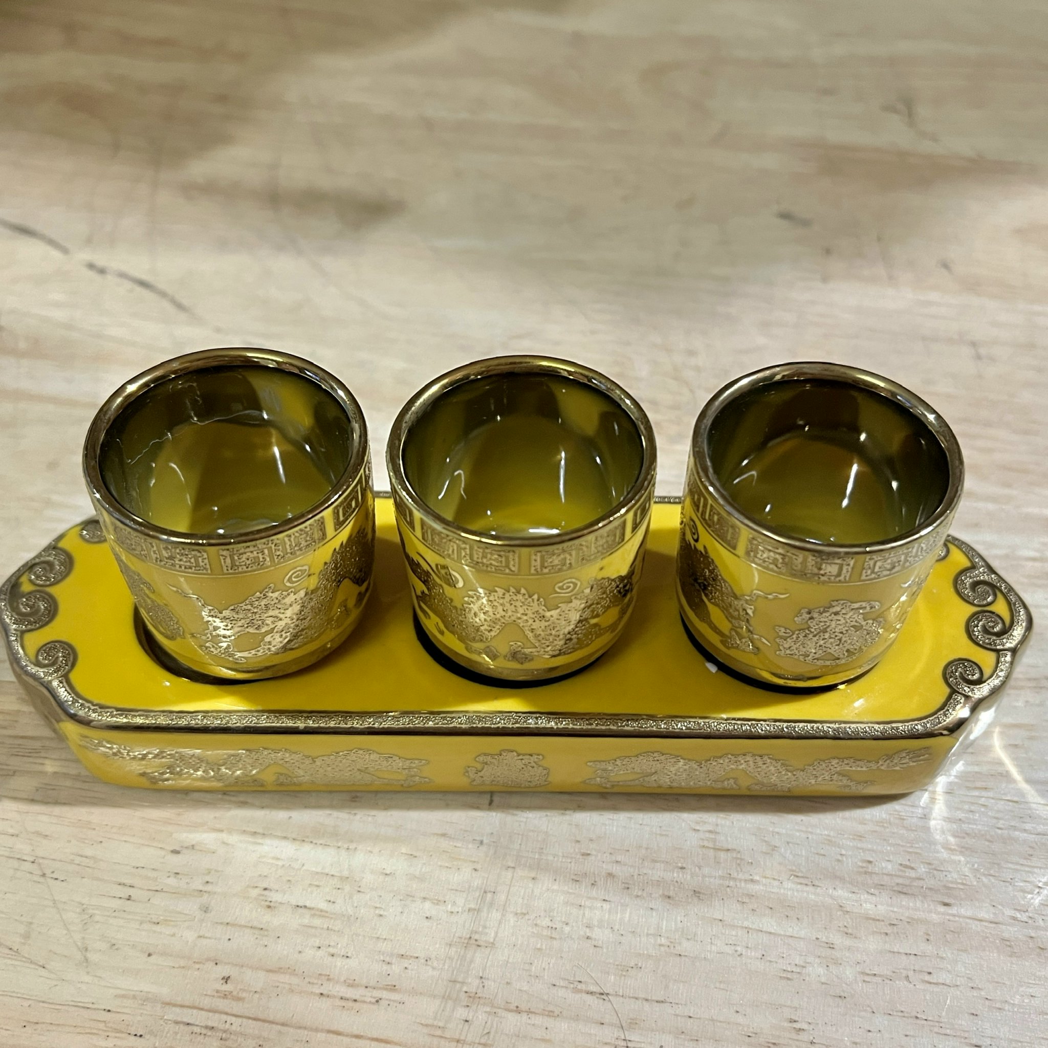 Chum nước thờ ,áng nước sứ vàng 3D bộ 3 ly