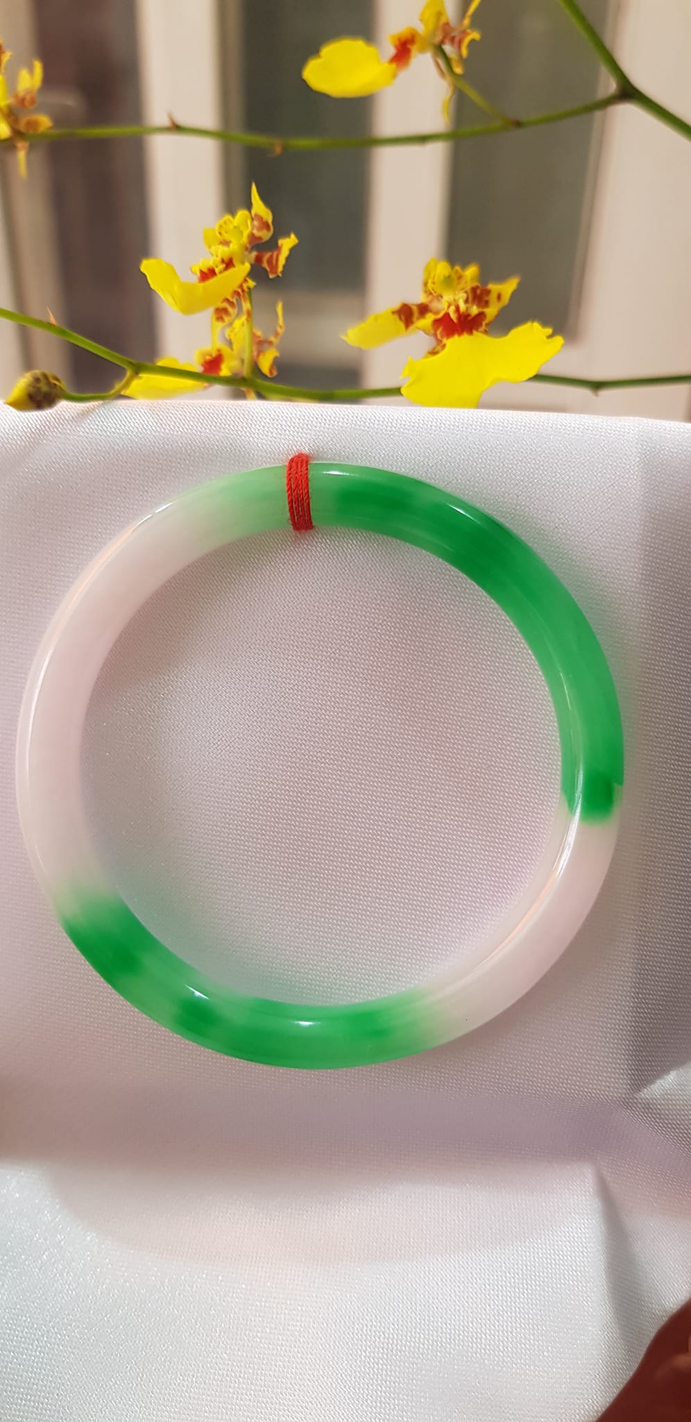 Vòng tay đá Cẩm Thạch mới TR Lý 51mm x cọng 6,2mm Màu Xanh lý 2 bên trắng đều đẹp Nữ 50kg - 53kg đeo lên xinh tay lắm luôn ạ món quà tặng ý nghĩa ạ