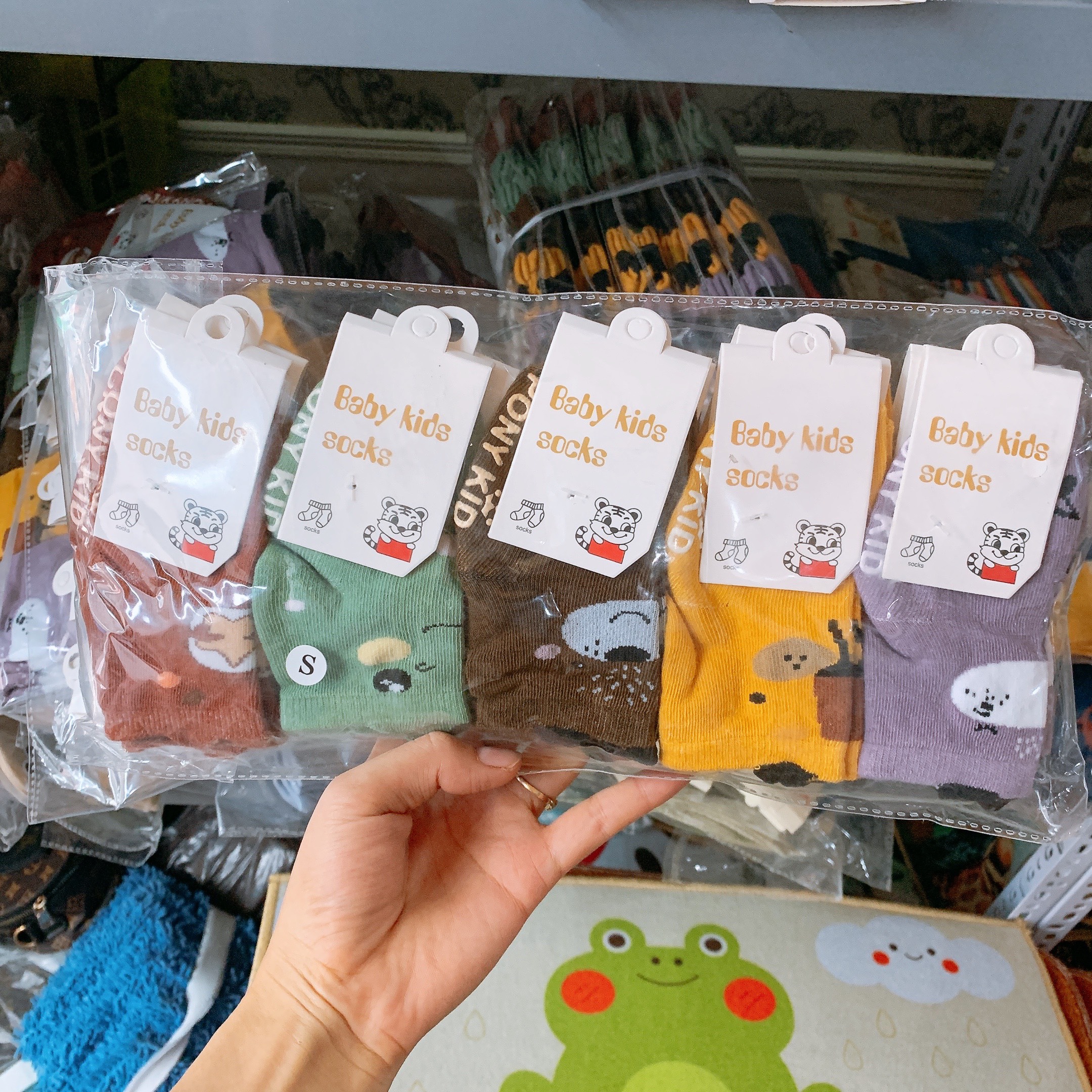 Tất len dày ấm, có đế chống trượt cho bé