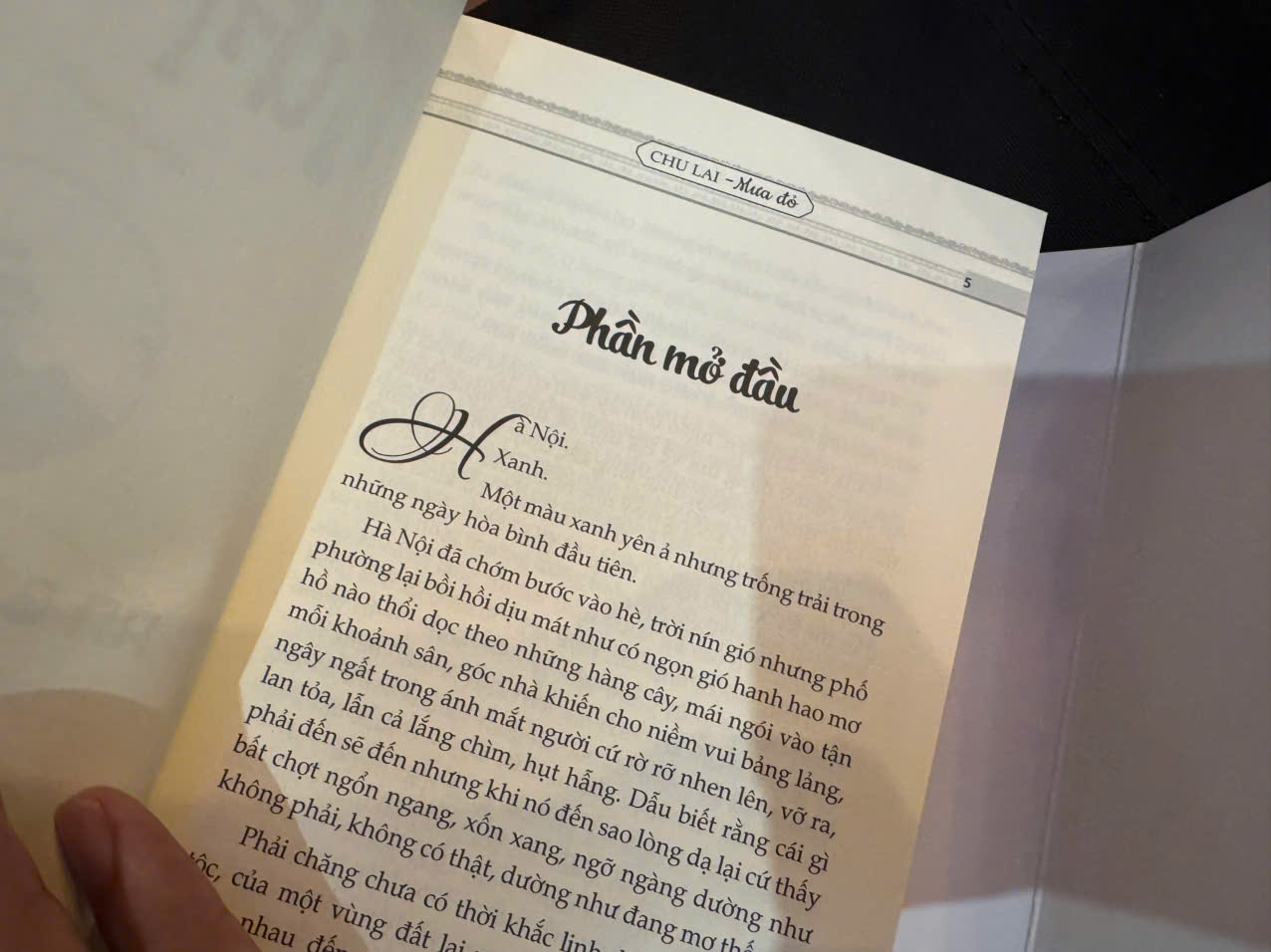 (Ấn bản chữ ký tác giả Chu Lai) MƯA ĐỎ Bìa Cứng, Có Hộp – Vietnambook – NXB Quân Đội Nhân Dân