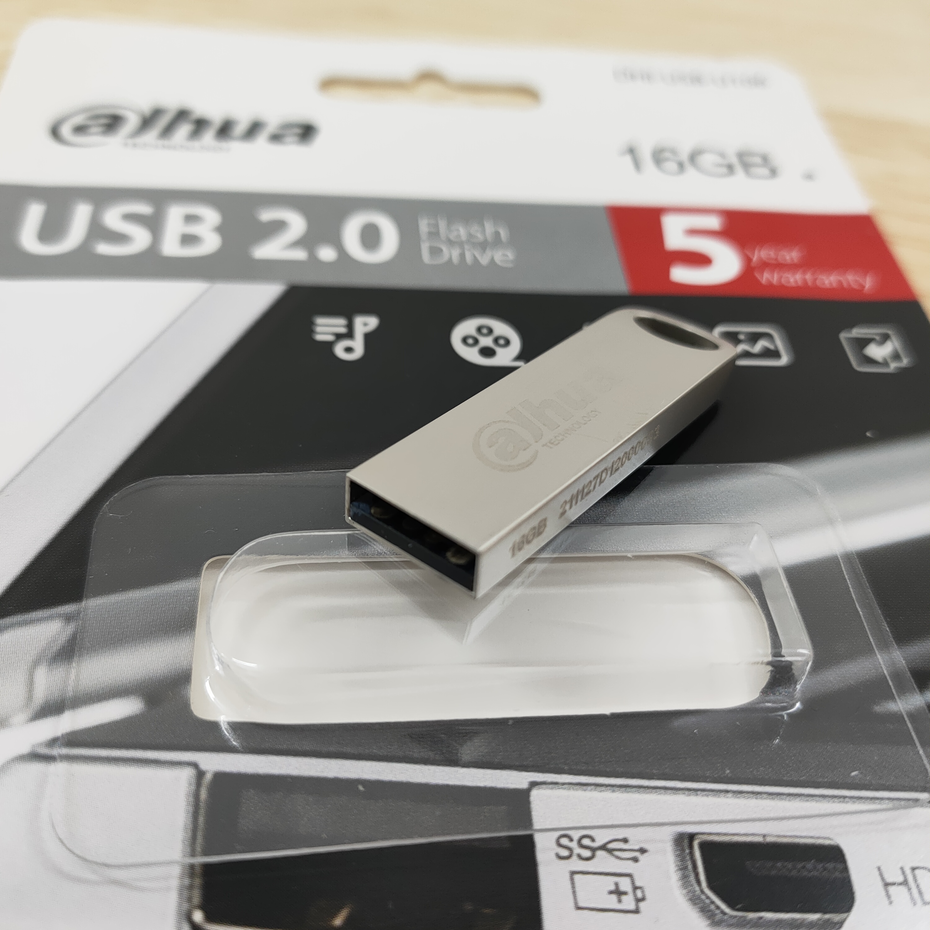 USB 2.0 Dahua U106 16GB Vỏ kim loại có khuyên móc - Hàng chính hãng