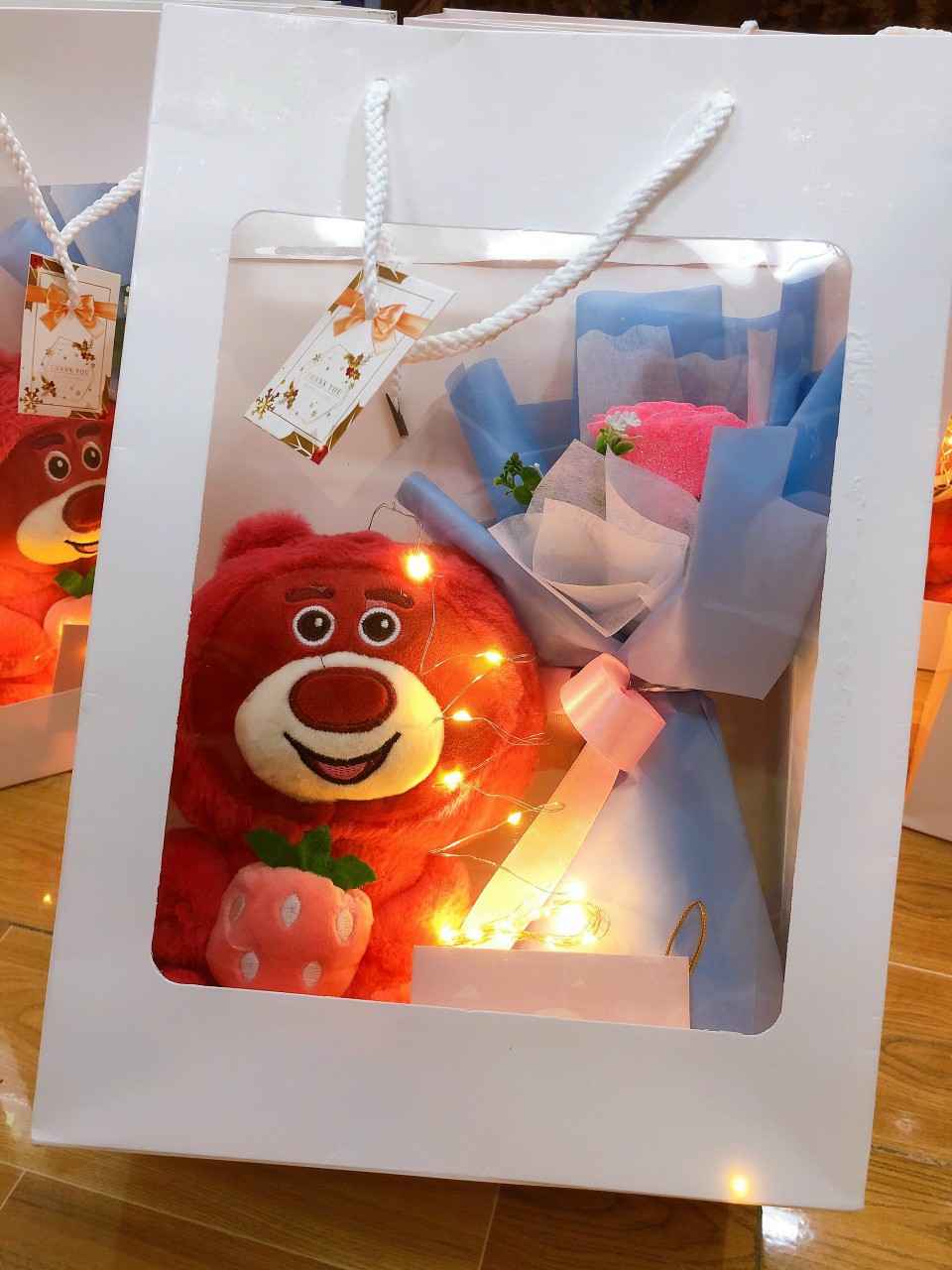 Quà tặng gấu dâu và hoa