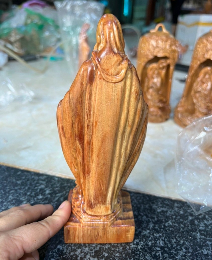 Tượng đức mẹ ban ơn bằng gỗ huyết long mọng dầu kt cao 20×8×6cm