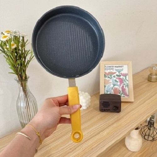 CHẢO NẤU ĂN ĐA NĂNG CHO GIA ĐÌNH - CHẢO VỊT VÀNG MINI SIZE 20CM TAY CẦM CHỐNG NÓNG, THIẾT KẾ NHỎ GỌN GIÚP BẠN DỄ DÀNG CHẾ BIẾN CÁC MÓN ĂN, DỄ VỆ SINH SAU KHI DÙNG