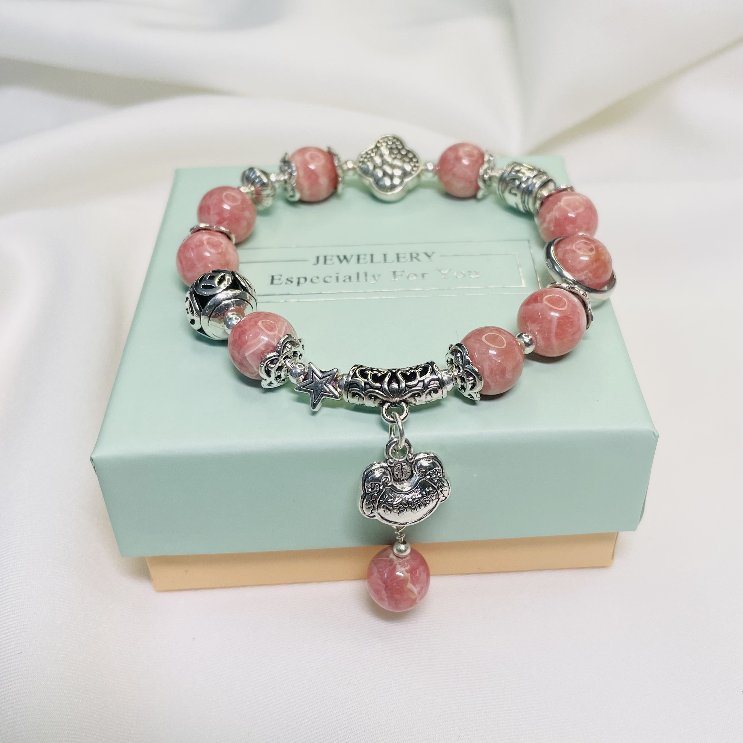 Lắc tay đá đào hoa phối charm bạc