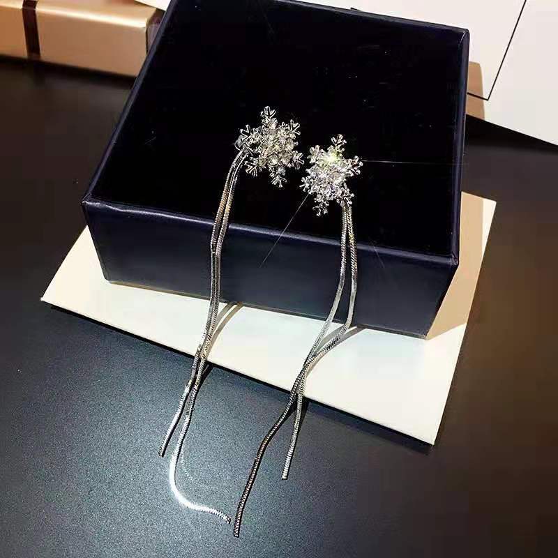 Bông tai hoa tuyết đá dáng dài sang chảnh