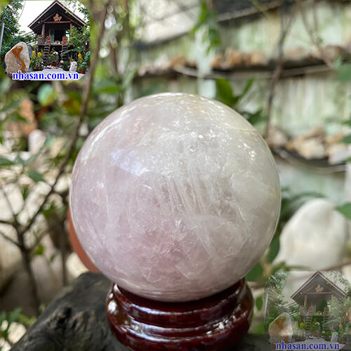 Quả cầu thạch anh hồng tự nhiên phong thủy giúp thúc đẩy vượng khí của ngôi nhà QC971 nặng 1.44kg đường kính 10cm