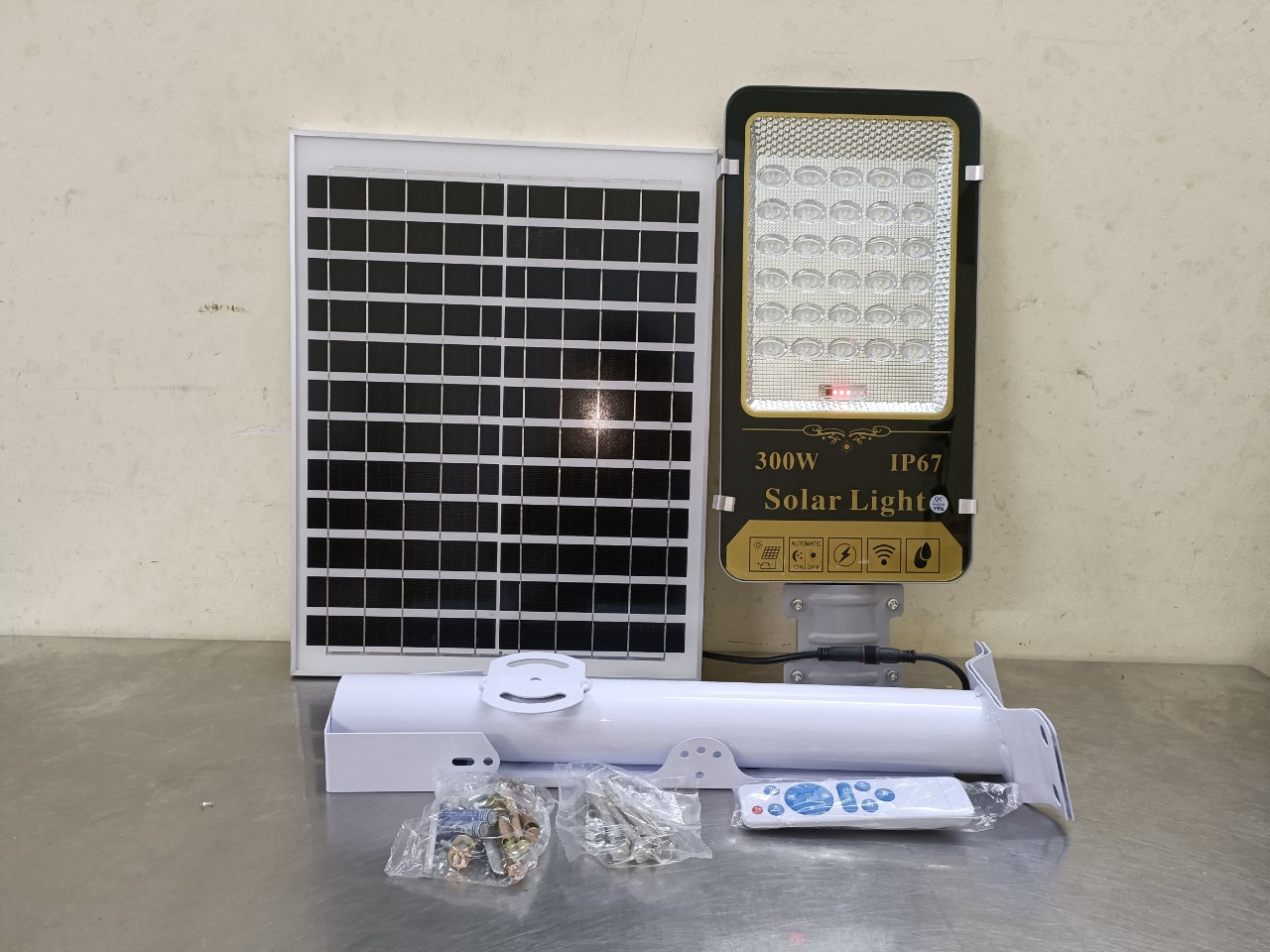 Đèn đường năng lượng mặt trời 300W