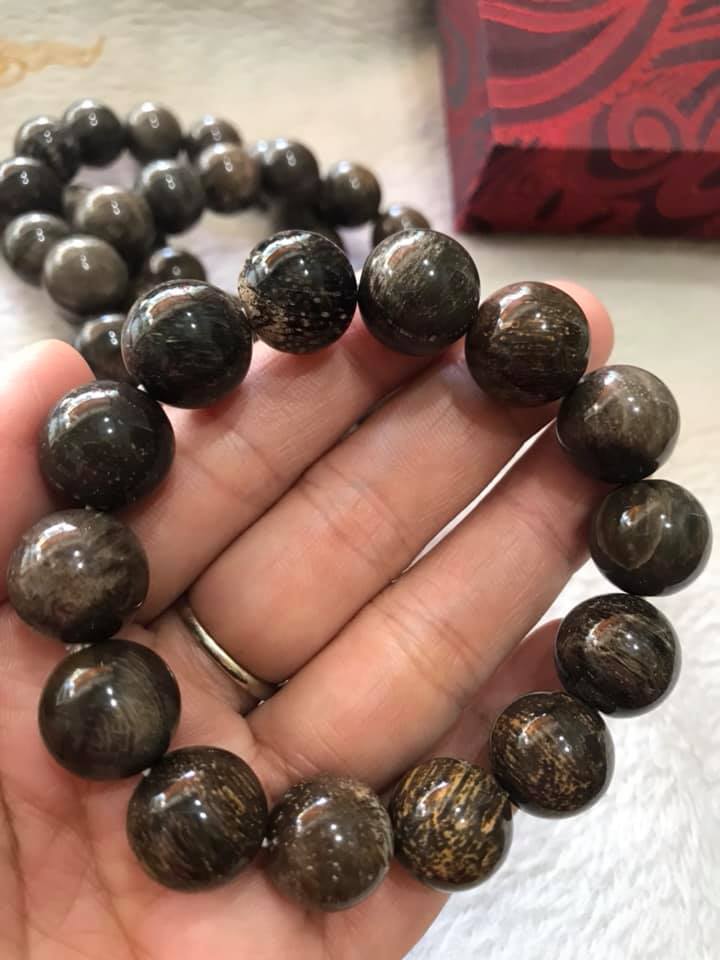 Vòng Gỗ Hóa Thạch Nam Đeo Tay Rất Đẹp Hiếm có hàng size 14mm Vòng size 14ly gồm 14 hạt vào cung nam đeo được hết ạ Màu Nâu Đậm Vân Gỗ Tự Nhiên Nam đeo Đẹp Sang Tay tốt rẻ ạ