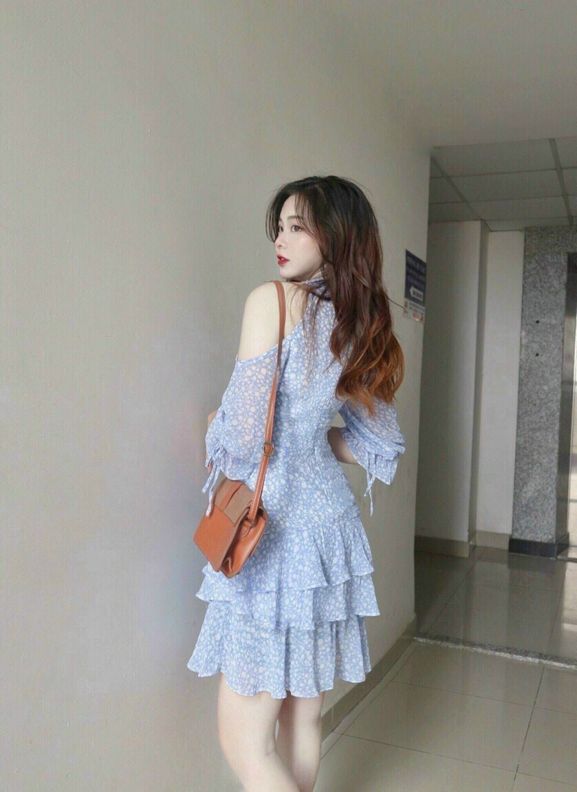 Đầm hoa nhí xanh dương khoét vai, Đầm hoa cổ yếm Cao Cấp tay dài dáng xòe xếp tầng đi chơi dự tiệc MiNhi