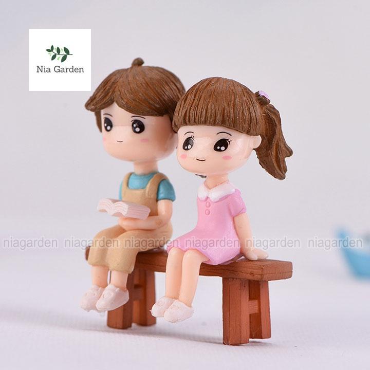 Tiểu cảnh cặp đôi học sinh ngồi ghế tượng mini trang trí vườn chậu cây terarium hồ cá Nia Garden N5