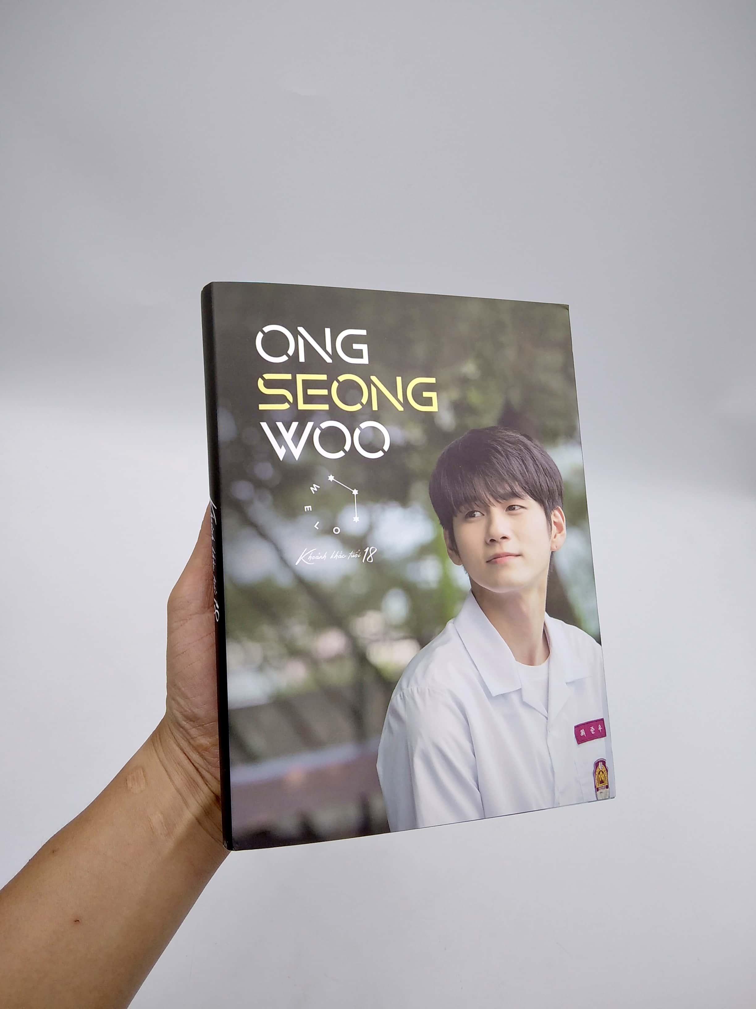 Khoảnh Khắc Tuổi 18 (Kèm Phụ Bản: 1 Postcard Seongwoo Xinh Xắn)