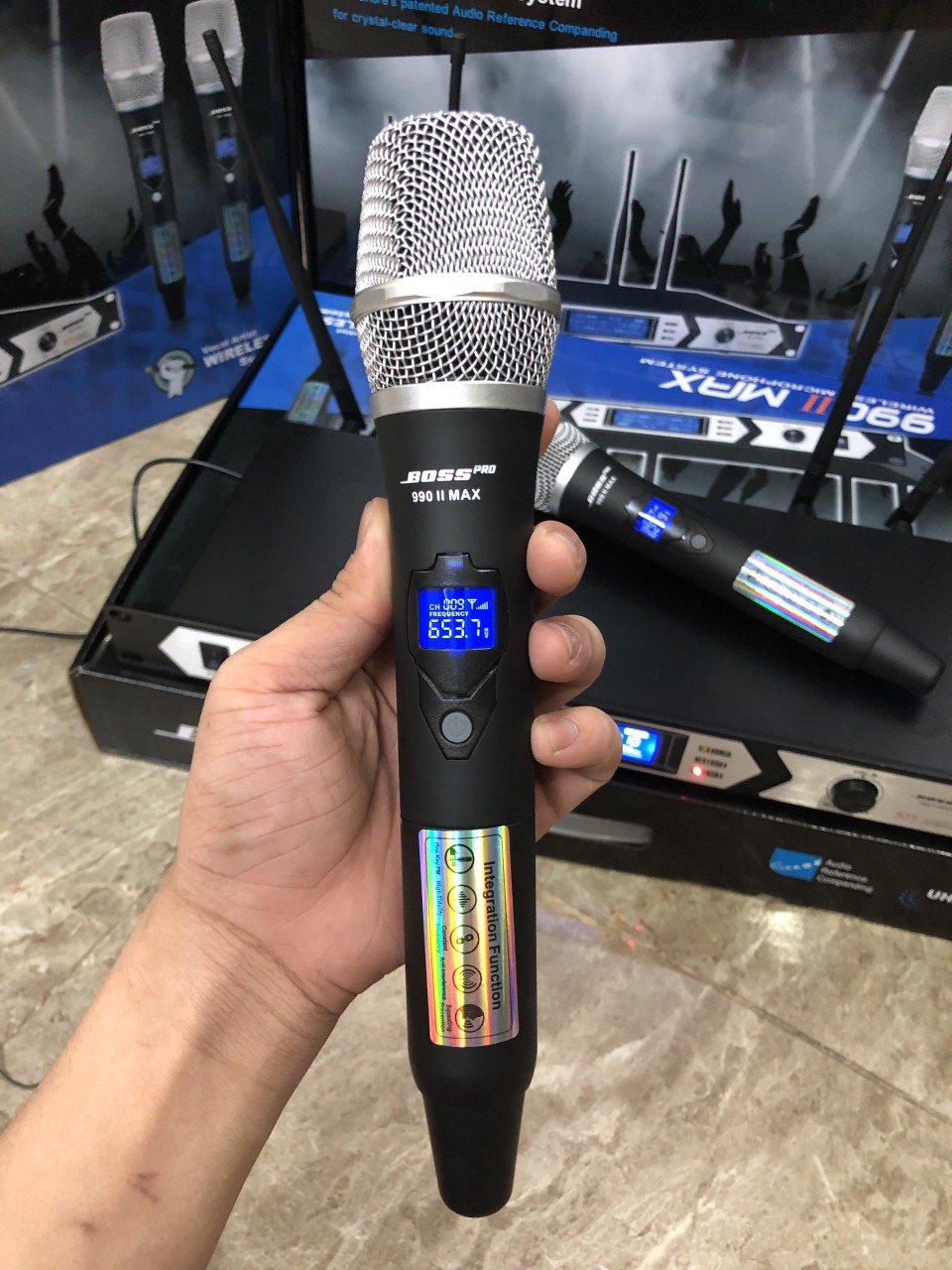 Micro không dây Boss Pro 990II Max - Mic karaoke gia đình, sân khấu - Độ nhạy cao, bắt sóng xa, chống hú rít - Thiết kế sang trọng, bắt mắt -  Dễ dàng phối ghép với các thiết bị âm thanh khác - Hàng nhập khẩu