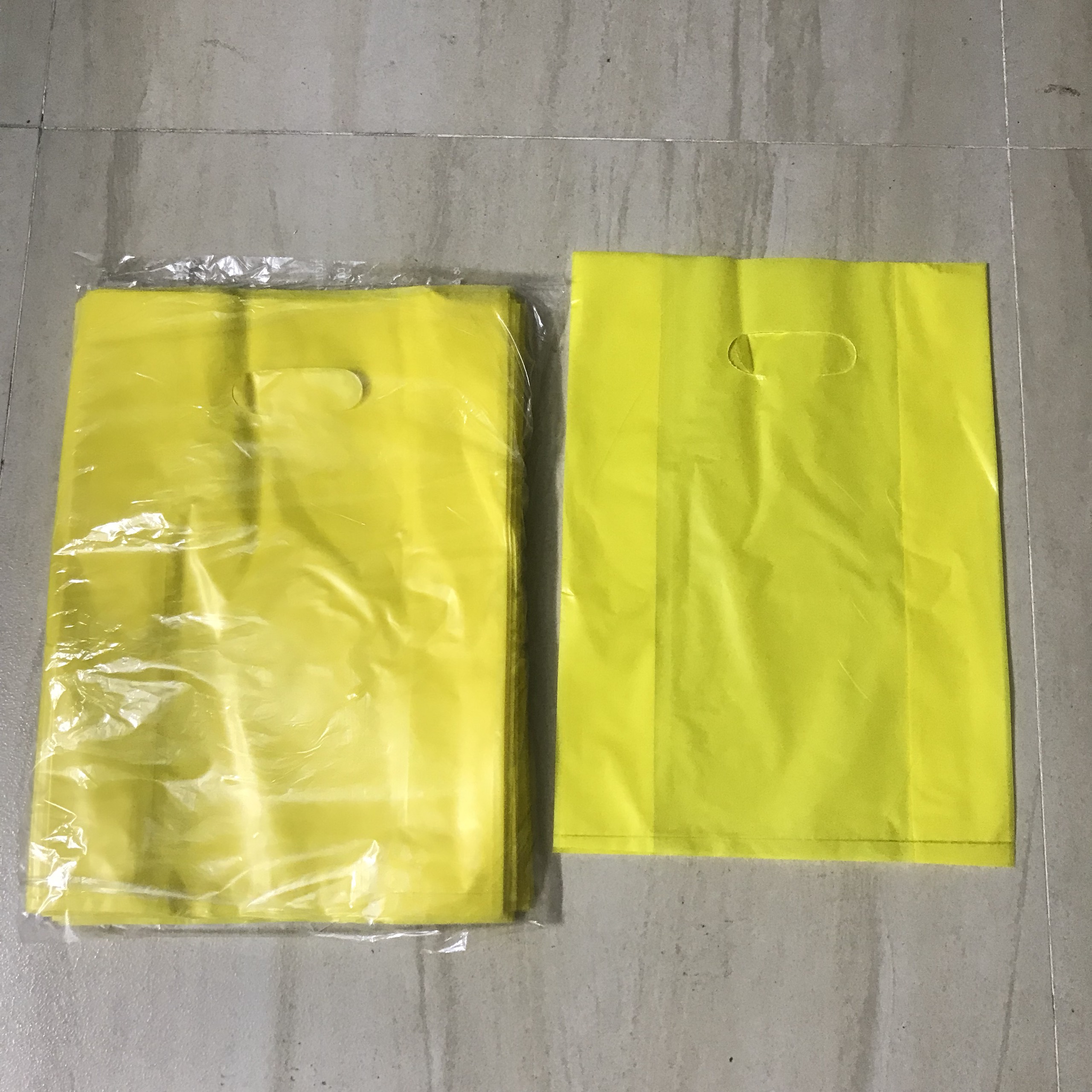 Túi Nilong Màu HD Có Quai Xách Bịch 1Kg Gói Hàng ,Đựng Hàng Size 25x35cm (Giao màu ngẫu nhiên)