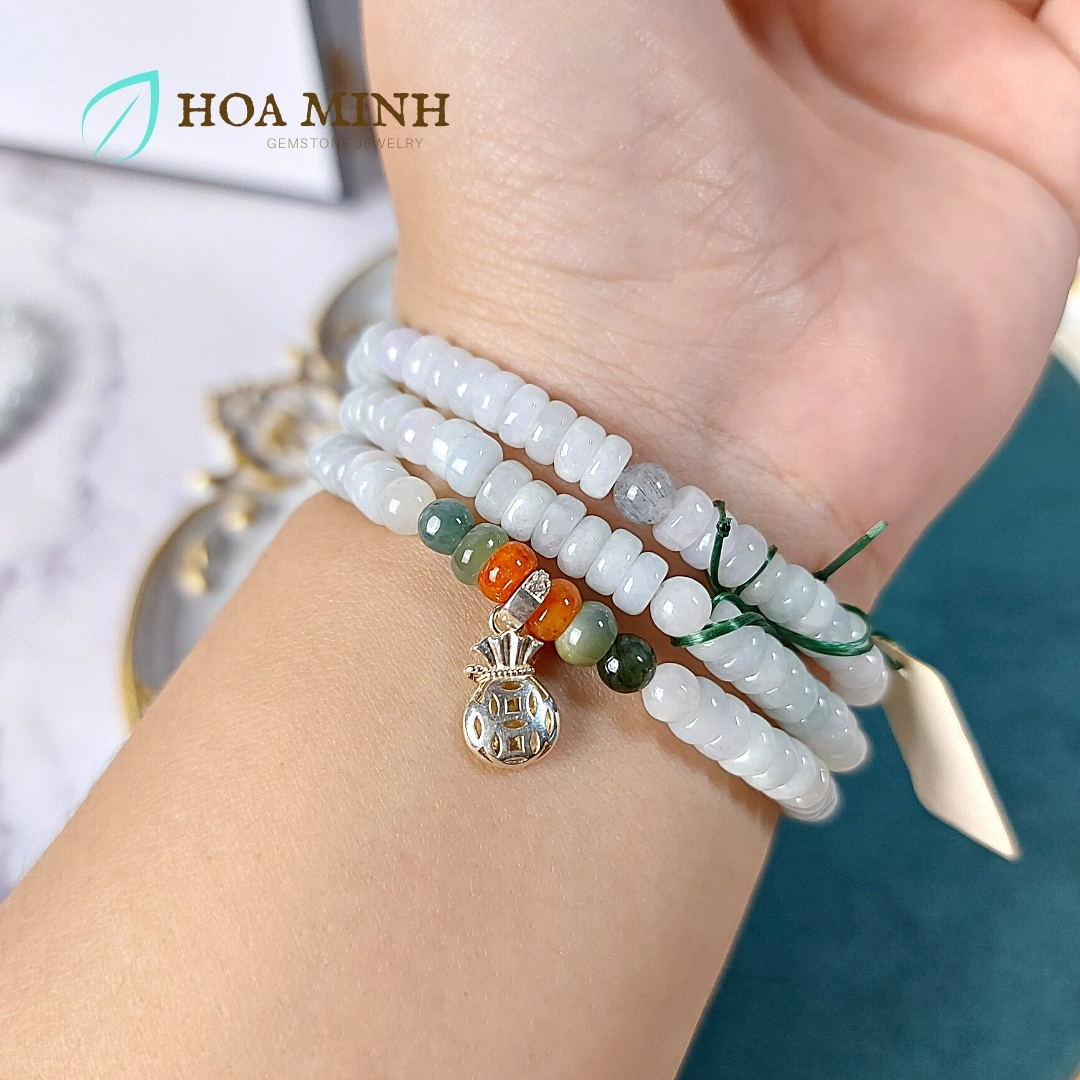 Vòng tay vòng chuỗi Ngọc Cẩm Thạch trắng nếp 5.7 li kiểu bánh xe quấn 3 vòng, phối charm túi tiền bạc, viên Cẩm Thạch Huyết