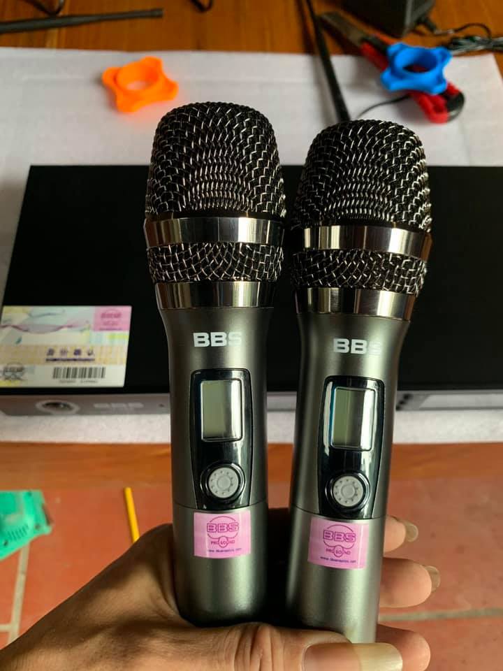 Micro không dây BBS U-898 - Mic karaoke gia đình, sân khấu - Độ nhạy cao, bắt sóng xa, chống hú rít - Thiết kế sang trọng, bắt mắt -  Dễ dàng phối ghép với các thiết bị âm thanh khác - Hàng nhập khẩu