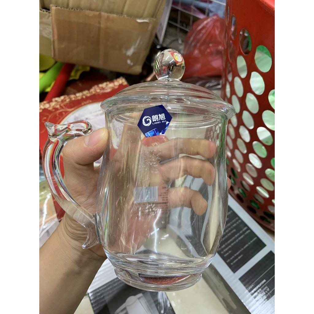 Cốc thủy tinh có quai có nắp đậy