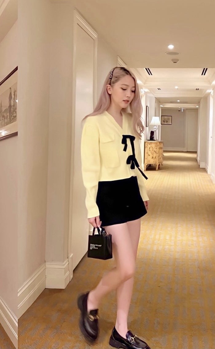 Áo len vàng dáng lửng đính 2 nơ đen cúc ngọc tingoan LOVE YOU VERY MUCH TOP/YL